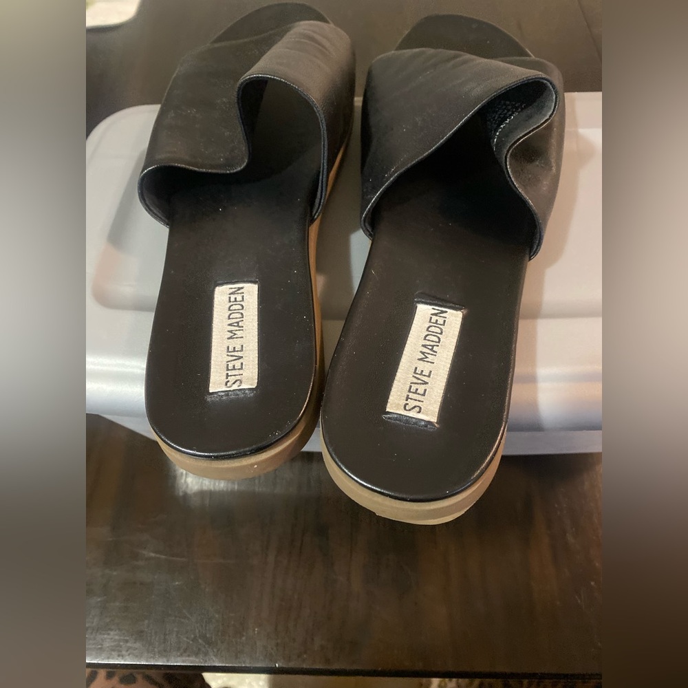 Steve Madden slip on sandals.  Very comfortable. Size 9.5